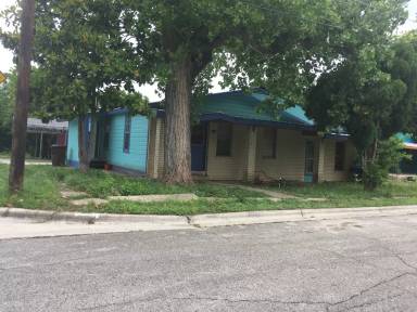 Main picture of 814 E Navarro St