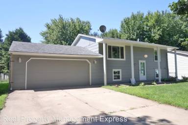 Main picture of 121 N Meyer Ln