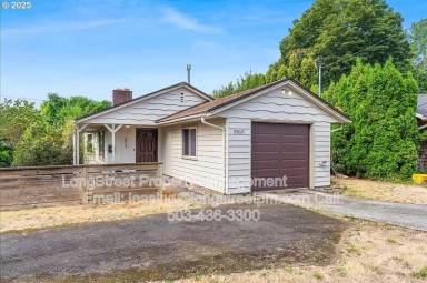 Main picture of 2915 NE Fremont Dr