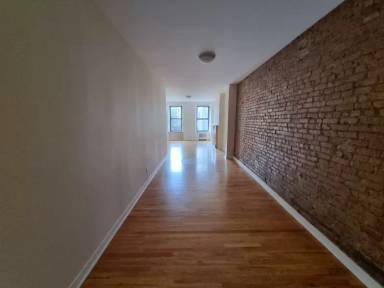 Main picture of 13 E 7th St
