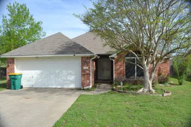 Main picture of 3011 Oaklawn Dr