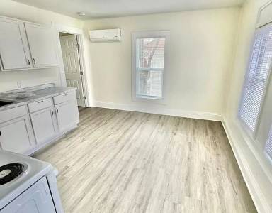 Main picture of 1605 W Maple St