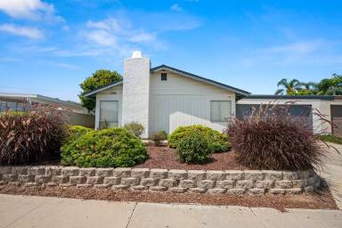 Main picture of 2286 Levante St