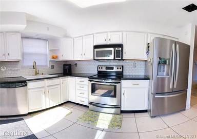 Main picture of 2610 NE 18th Ter