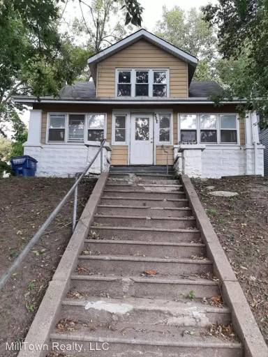 Main picture of 824 W 6th St