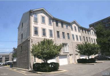 Main picture of 15 Zabriskie St