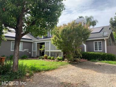 Main picture of 40 Pebble Hill Pl