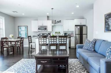 Main picture of 431 River St