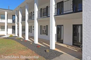 Main picture of 665 N Spring St