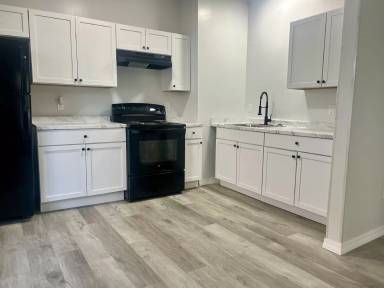 Main picture of 915 W Lapeer St