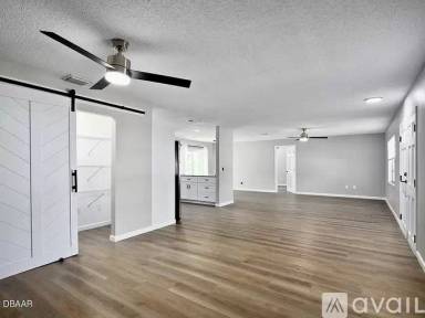 Main picture of 1601 N Normandy Blvd