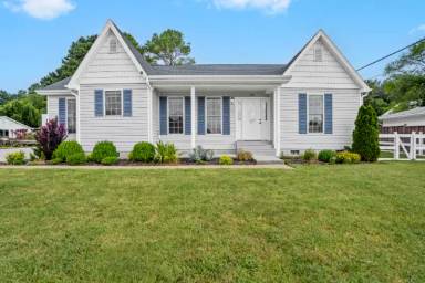 Main picture of 305 Lake Dr