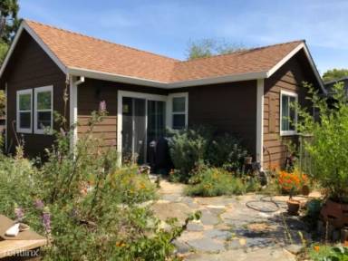 Main picture of 2233 Curtis St