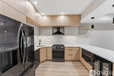 Main picture of 7518 N Eastlake Ter