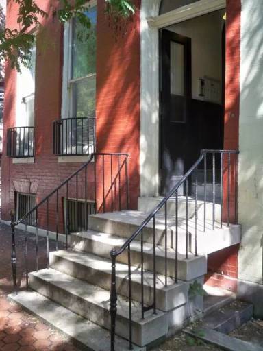 Main picture of 10 E Read St