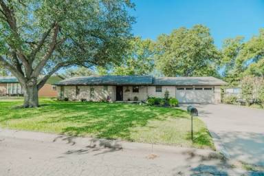 Main picture of 1320 N Magnolia Dr