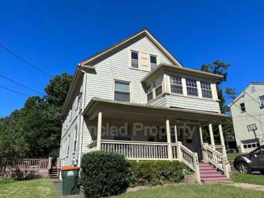 Main picture of 104 Oak St