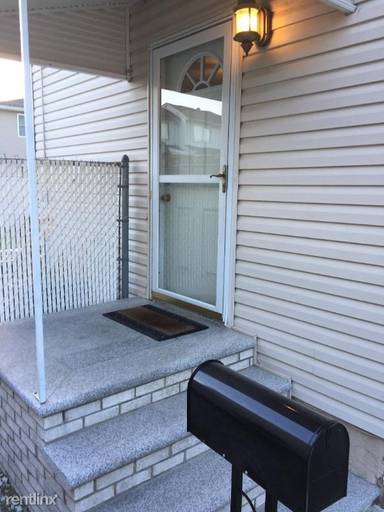 Main picture of 782 Rossville Ave