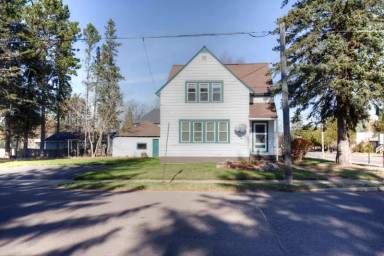 Main picture of 601 N Lake St