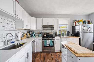 Main picture of 105 Temple St