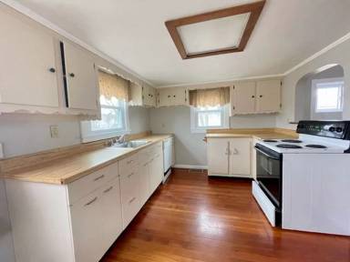 Main picture of 220 E 8th St