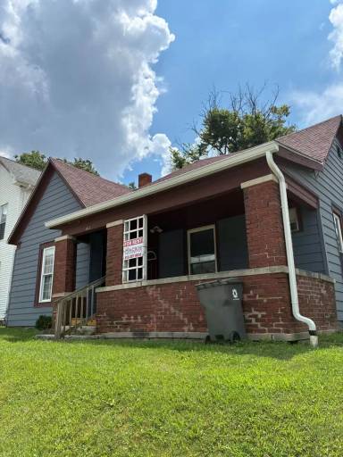 Main picture of 412 E 2nd St