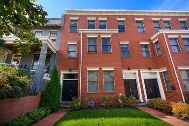 Main picture of 324 12th St NE