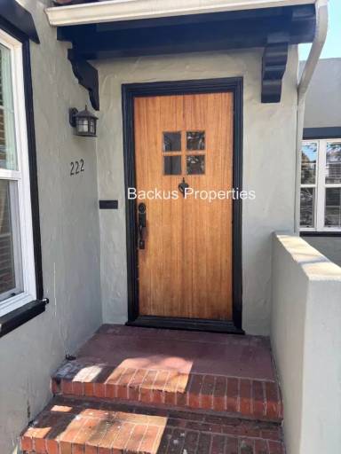 Main picture of 232 Oak St