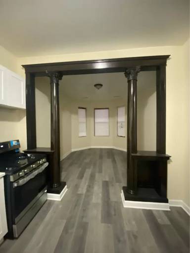 Main picture of 1004 S Oakley Blvd