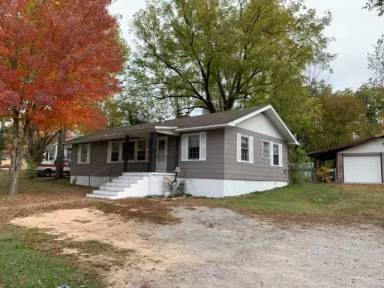 Main picture of 825 Circle Dr