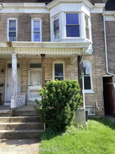 Main picture of 240 W Jackson St