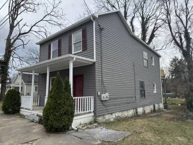 Main picture of 206 S Lawrence St