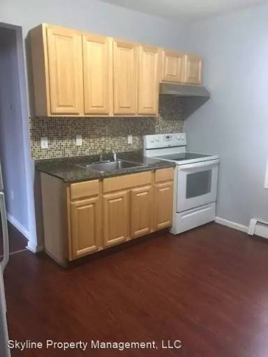 Main picture of 1696 N Main St