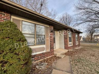 Main picture of 101 S Basswood Ave