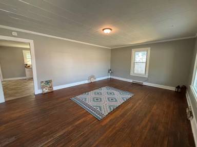 Main picture of 1900 E Ozark Ave