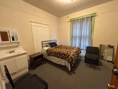 Main picture of 1098 Larkin St
