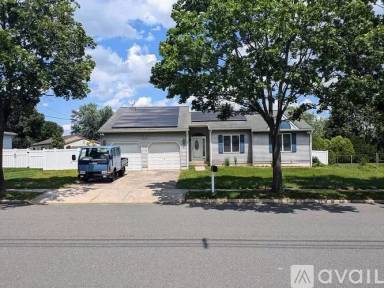 Main picture of 884 E 3rd St