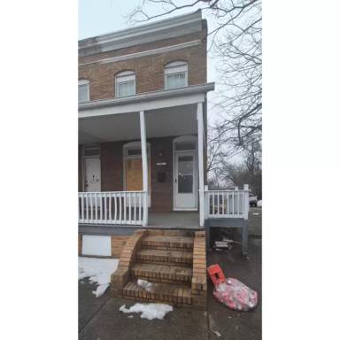 Main picture of 647 S Pulaski St