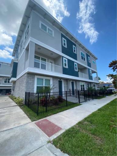 Main picture of 3702 W Roland St