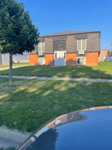 Main picture of 905 N Illini Ave