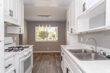 Main picture of 1125 N Broadway