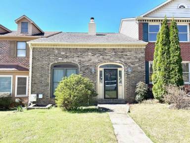 Main picture of 234 W Lake Cir