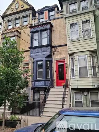 Main picture of 102 1/2 Lafayette St