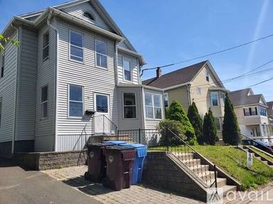 Main picture of 90 Cabot St