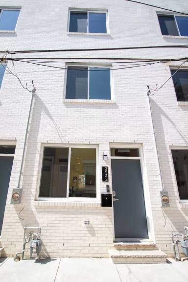 Main picture of 2532 E Gordon St