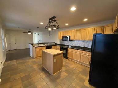 Main picture of 10 E Chestnut St