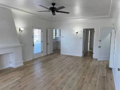 Main picture of 2612 E 8th St