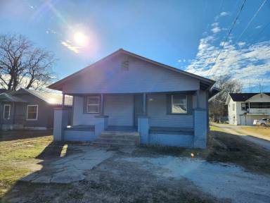 Main picture of 411 S Johnston St