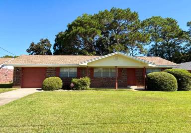 Main picture of 3 Lakeview Dr