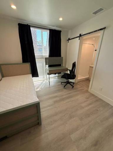 Main picture of 803 W 30th St